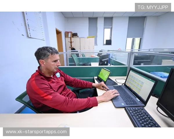 青训营举办国际交流周 学员与外教同场训练,国际青训师