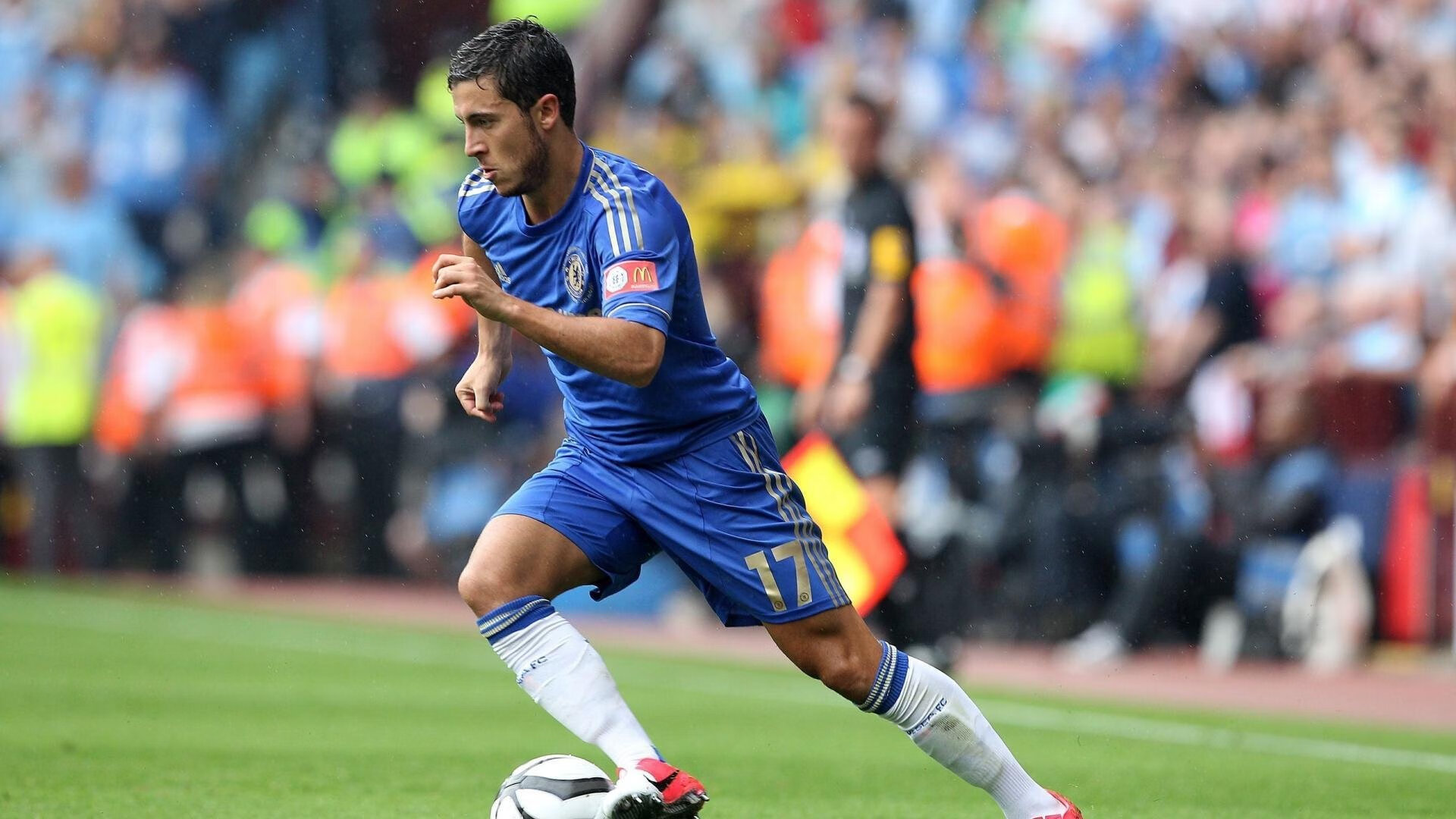 球队在国际赛中通过替补登场取得决定性影响，比赛中替补队员有几次上场机会